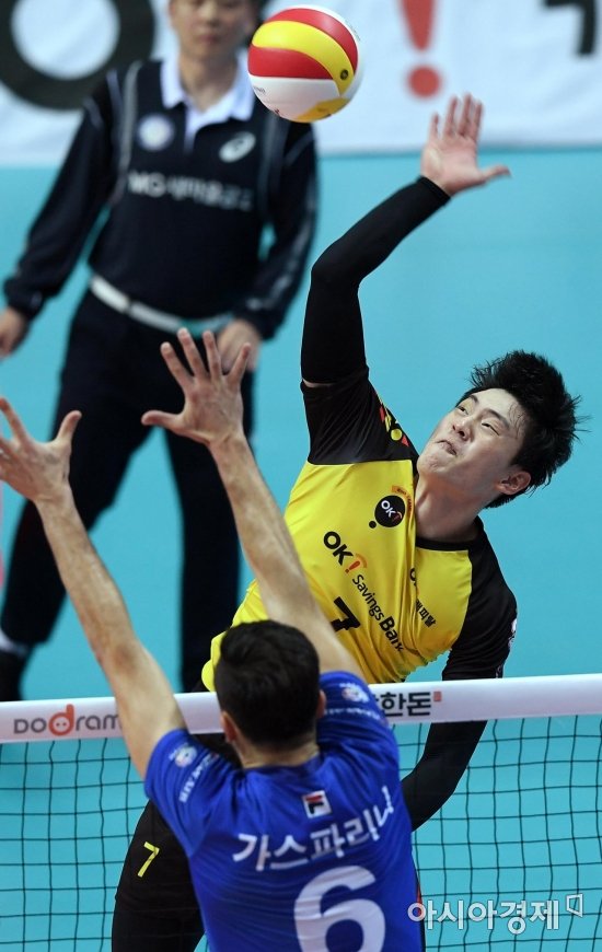[포토]스파이크 공격하는 송희채