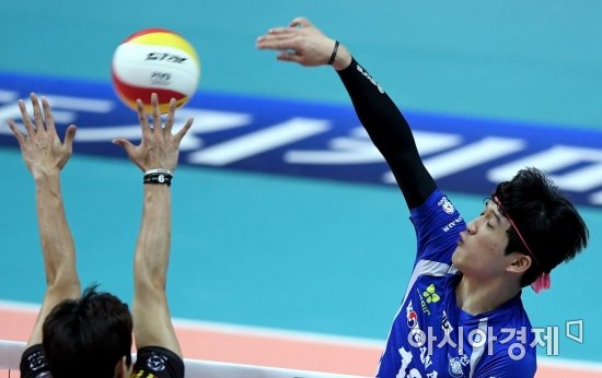 [포토]정지석, '블로킹을 피해'