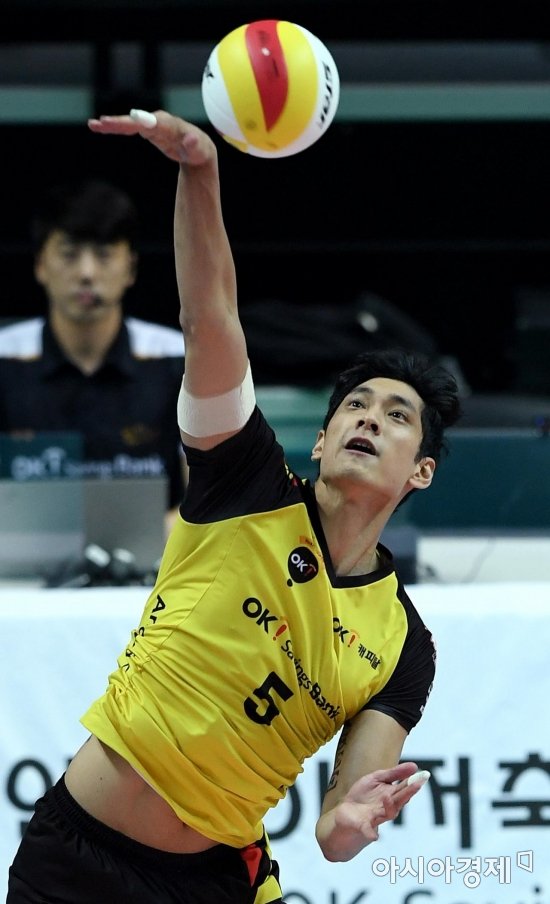 [포토]서브하는 OK저축은행 김요한