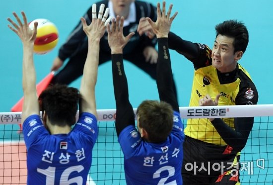 [포토]송명근, '블로킹 두 명쯤이야'