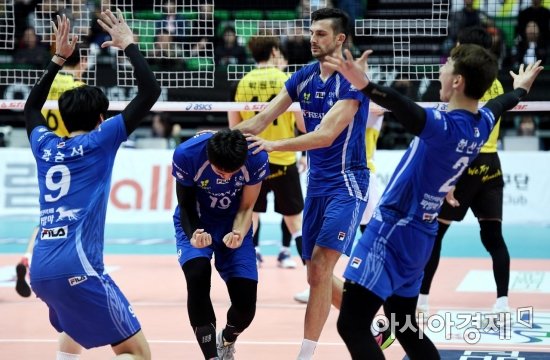 [포토]환호하는 대한항공 선수들