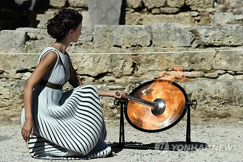 나치· 우주 ·담뱃불…'파란만장' 성화봉송 역사