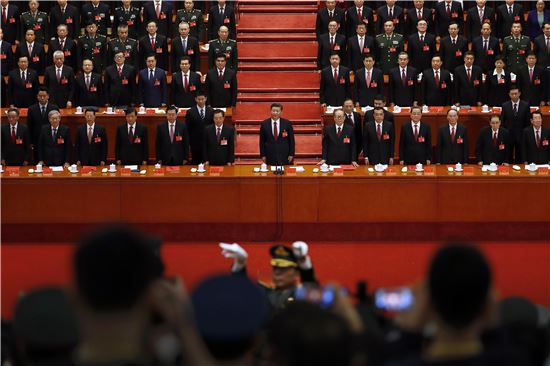 [사진=AP연합]시진핑 중국 국가주석(가운데)을 비롯한 제19차 당대회 주석단이 10월 24일(현지시간) 베이징 인민대회당에서 열린 폐막식에 참석했다. 