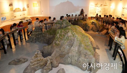 [포토]'오늘은 독도의 날' 독도체험관 찾은 어린이들 