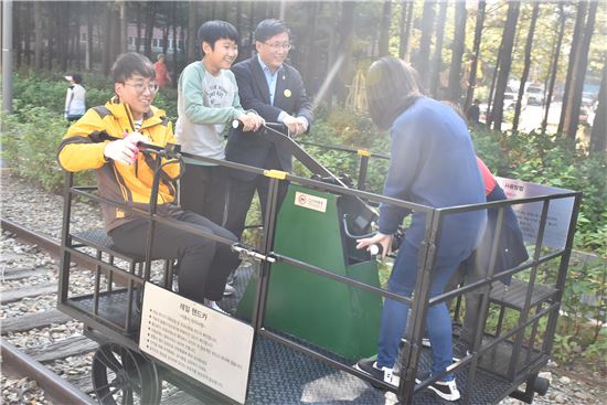 [포토]김성환 노원구청장, 화랑대 레일핸드카 체험 