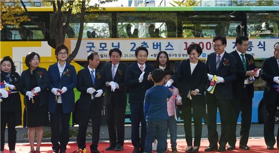 남경필 경기도지사가 고양 2층버스 개통식에 참석해 최성 시장, 지역 국회의원 등과 기념행사를 진행하고 있다. 