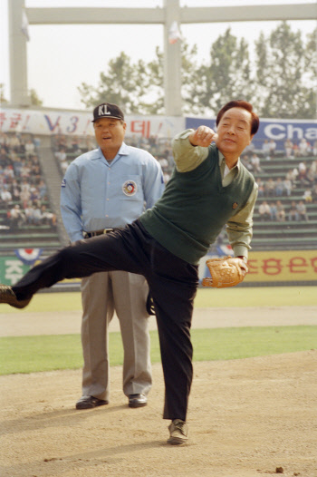 1995년 한국시리즈 개막전이 열린 잠실야구장에서 고 김영삼 대통령이 시구하고 있다. [이미지출처=연합뉴스]