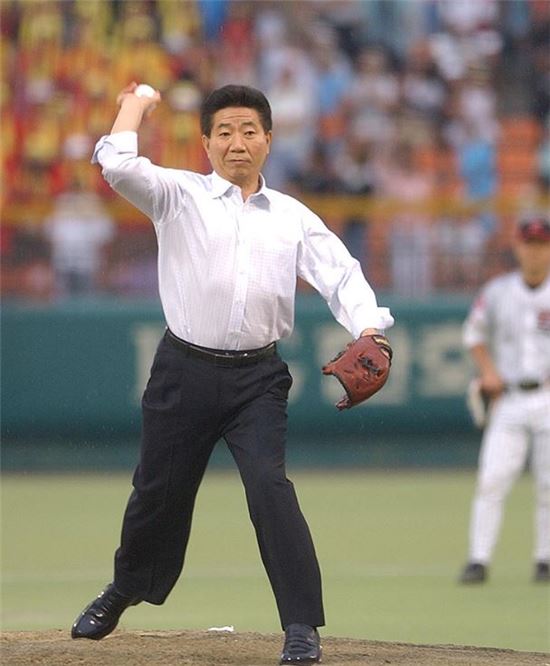 고 노무현 전 대통령이 2003년 프로야구 올스타전 경기에서 시구를 하고 있다. [이미지출처=연합뉴스]