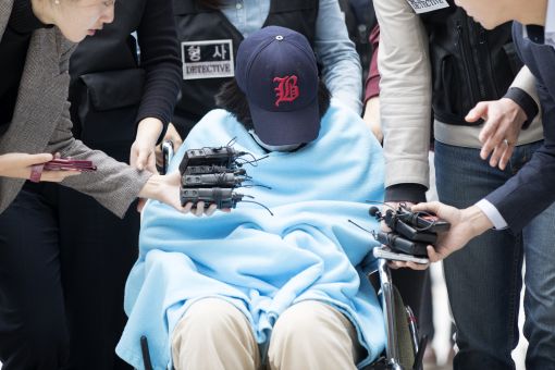 영장실질심사 출석하는 ’어금니 아빠' 딸[이미지출처=연합뉴스]