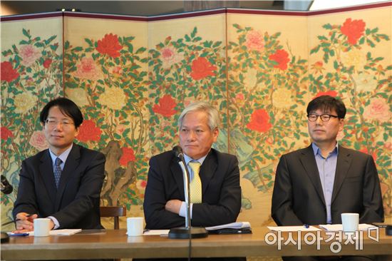 25일 배기동 관장(가운데) 취임100일 기자간담회가 열렸다. 김철민 기획운영단장(좌)과 민병찬 학예연구실장(우)도 참석했다. [사진=국립중앙박물관 제공]
