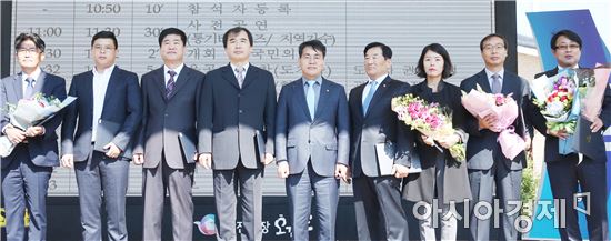 이재영 전라남도지사 권한대행이 25일 오전 깅진 오감통에서 열린 제44회 관광의 날 기념식에서 관광발전 유공자에 대한 표창장을 수여한 뒤 기념촬영을 하고 있다. 이날 행사에는 도내 관광호텔, 여행사, 문화관광해설사, 관광산업 종사자, 시군 관광담당 공무원 등이 참석, 전남 관광객 5천만명 달성을 위한 결의를 다졌다. 사진제공=전남도
