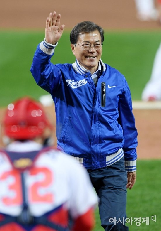 문재인 대통령 시구[사진=김현민 기자]