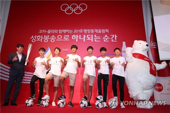 2018 평창동계올림픽 성화 국내 봉송 주자로 참가하는 차범근 전 감독(맨 왼쪽)[이미지출처=연합뉴스]