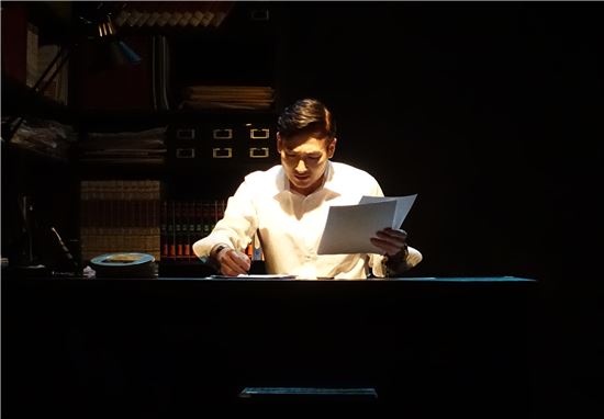 연극 '도둑맞은 책' 공연 모습.