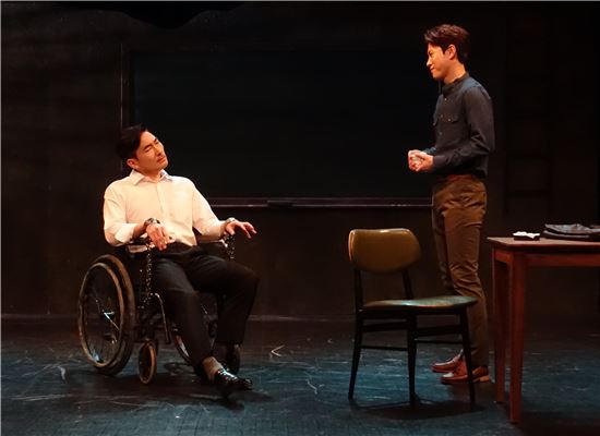 연극 '도둑맞은 책' 공연 모습.
