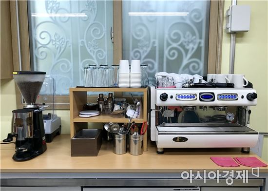서울 중랑구 망우청소년단기쉼터에 비치된 바리스타 프로그램 기구/사진=정준영 기자