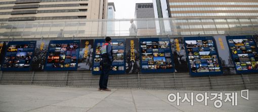 [포토]광장에 설치된 '나의 촛불' 사진전