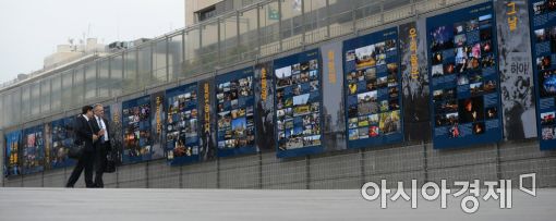 [포토]광장에 설치된 '나의 촛불' 사진전