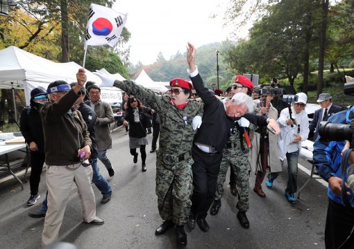 자유한국당 류석춘 혁신위원장, 폭행·욕설 봉변 / 사진=연합뉴스