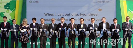 2017국제농업박람회가 ‘농업이 세상을 바꾼다’를 주제로 26일 나주시 산포면 전남도농업기술원에서 열린 가운데 우기종 전남도 정무부지사, 김영록 농림축산식푸부 장관, 박준영 국회의원, 이장석 전남도의회 부의장, 김병원 농협중앙회장, 로디 엠브레흐츠 주한 네덜란드 대사, 주한외교사절과 내빈들이 천연염색 매듭풀기 퍼포먼스를 하고 있다. 미래농업의 비전을 제시하는 2017 국제농업박람회는 ‘농업이 세상을 바꾼다’란 주제로 26일부터 11월 5일까지 열린다. 사진제공=전남도