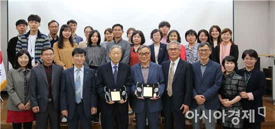 전남대 박광순·김춘섭 명예교수,  평생 모은 책 1만권 도서관에 기증