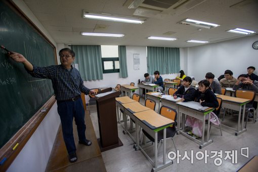 인천 강화종로기숙학원에서 입소생들이 수업을 받고 있다./강진형 기자 aymsdream@