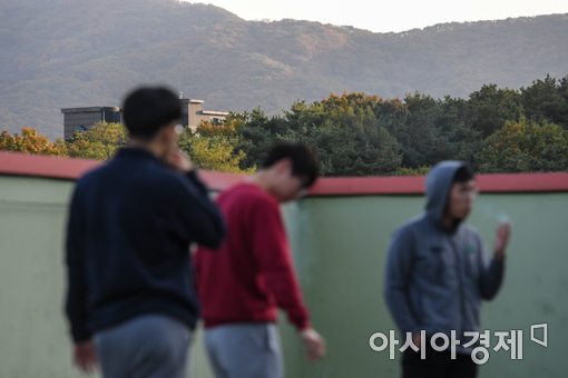 인천 강화종로기숙학원에서 입소생들이 휴식시간을 이용해 흡연을 하고 있다. 흡연은 휴식시간과 정해진 시간만 허용된다./강진형 기자 aymsdream@