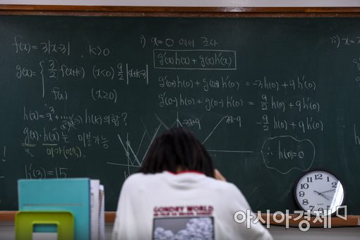 인천 강화종로기숙학원에서 한 입소생이 자습을 하고 있다./강진형 기자 aymsdream@