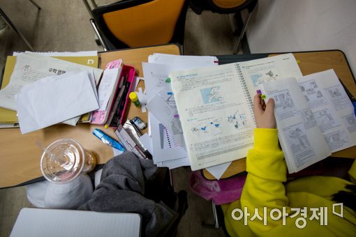 인천 강화종로기숙학원에서 한 입소생이 자습을 하고 있다./강진형 기자 aymsdream@