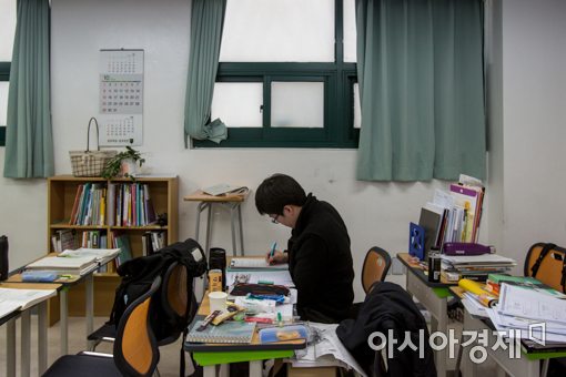 인천 강화종로기숙학원에서 한 입소생이 자습을 하고 있다./강진형 기자 aymsdream@