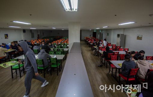 인천 강화종로기숙학원에서 입소생들이 저녁식사를 하고 있다. 기숙학원 식당엔 남녀가 따로 분리된 자리에서 식사가 이뤄진다./강진형 기자 aymsdream@