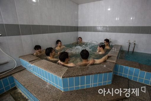 인천 강화종로기숙학원에서 입소생들이 저녁식사를 마친 뒤 목욕을 하고 있다./강진형 기자 aymsdream@
