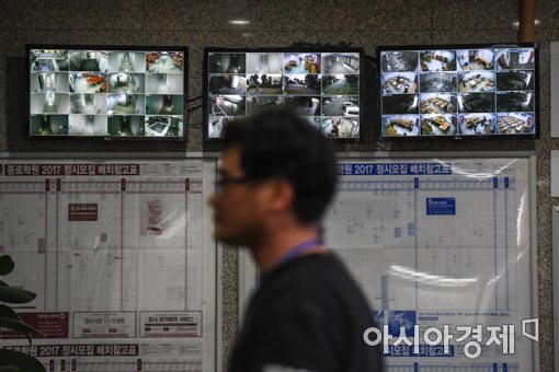인천 강화종로기숙학원 곳곳에 설치된 CCTV 영상을 지도교사가 보고 있다./강진형 기자 aymsdream@
