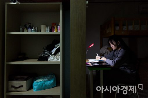 인천 강화종로기숙학원에서 입소생이 본인의 방에서 늦은 시간까지 자습하고 있다./강진형 기자 aymsdream@