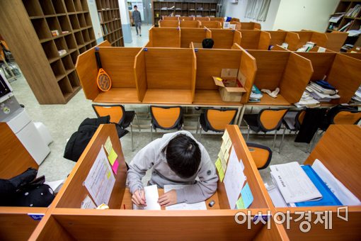 인천 강화종로기숙학원 독서실에서 입소생들이 자습을 하고 있다./강진형 기자 aymsdream@