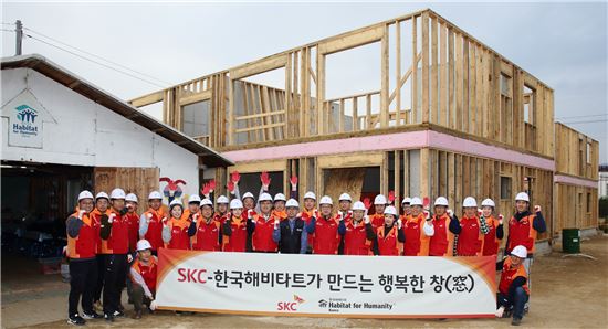 SKC, '희망의 집짓기' 현장서 필름 시공 등 참여