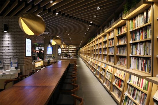 교보문고 분당점 27일 재개장…도서 7만종 10만권 구비