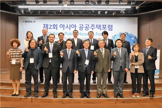 서울주택도시공사(SH공사)는 27일 서울 중구 명동 은행회관에서 주거복지·도시재생사례 공유를 위한 '제2회 아시아 공공주택포럼'을 개최했다. 

