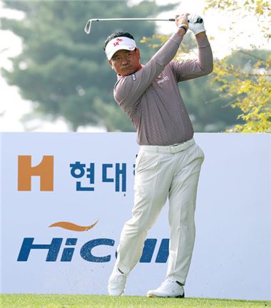 최경주 5언더파 "호스트 파워 봤어?"(종합)