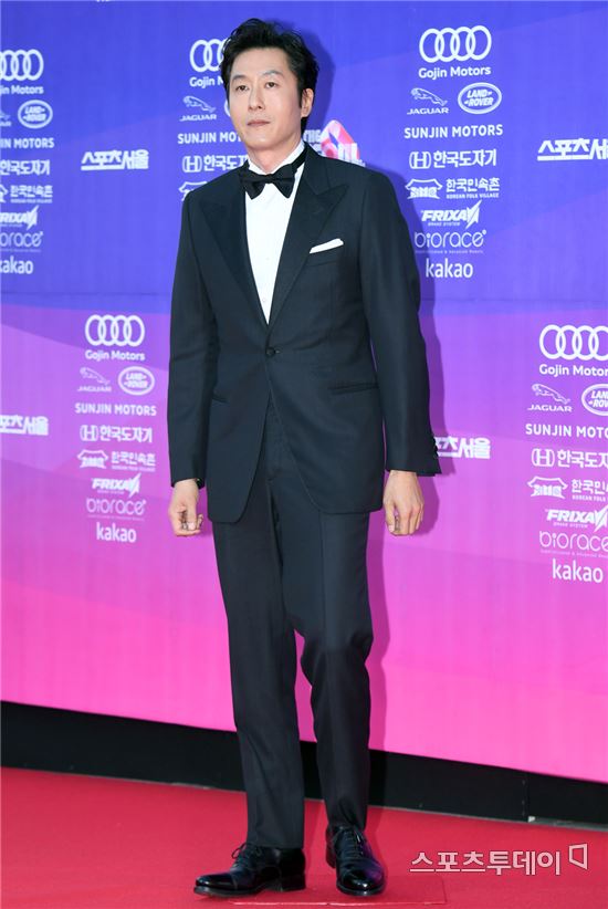 배우 김주혁, 차량 전복 사고로 사망…경찰 "전복된 뒤 화재 발생"