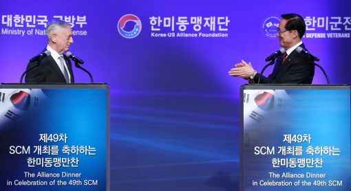 송영무 국방장관이 27일 오후 서울 남산 하얏트호텔에서 열린 '한미안보협의회의(SCM) 한·미 동맹 만찬'에서 답사를 마친 제임스 매티스 미국 국방장관을 향해 박수를 보내고 있다. (사진=연합뉴스)