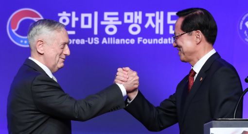 송영무 국방부 장관과 제임스 매티스 미국 국방부 장관이 27일 오후 서울 남산 하얏트호텔에서 열린 ‘한미안보협의회의(SCM) 한·미 동맹 만찬’에서 환영사와 답사를 마친 뒤 손을 맞잡고 있다. (사진=연합뉴스)