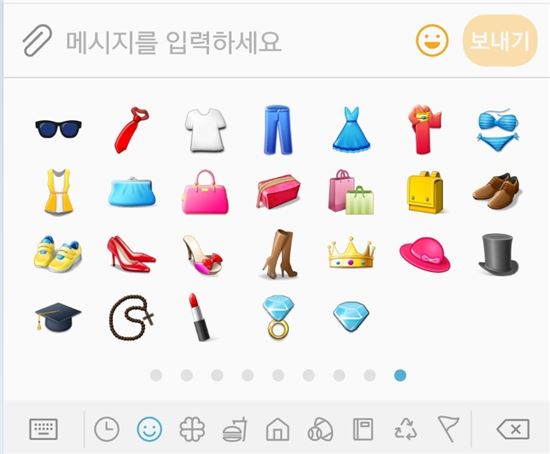 휴대폰 문자메시지 메뉴에서 이모티콘 아이콘을 누른 후, 오른쪽으로 탭을 넘기다보면 패션관련 이모티콘이 나온다. 휴대폰마다 세부 아이콘 모양은 다르지만, 대체로 구성은 비슷하다. 사진은 갤럭시S7에 나오는 패션관련 이모티콘들. 5종의 신발이 있는데, 3종의 여성 신발은 모두 높은 굽이 달려있다.