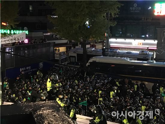 지난해 11월12일 열린 3차 촛불집회에서 차벽 뒤에 경찰들이 서 있다. 사진제공=이준석씨
