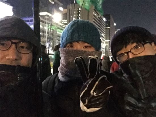 시민단체 활동가 이준혁(31·왼쪽)씨가 친구들과 함께 촛불집회에 참가해 인증샷을 찍고 있다. 사진제공=이준혁씨
