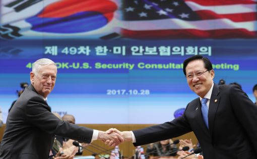 송영무 국방부 장관과 제임스 매티스 미 국방부 장관이 28일 오전 서울 용산구 국방부에서 열린 제49차 한미 연례 안보협의회(SCM)에서 악수하고 있다. (사진=연합뉴스)
