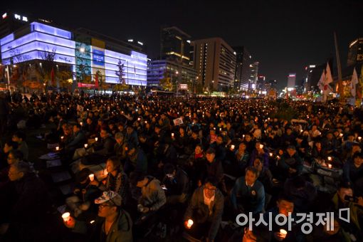 [촛불 1년]같은듯 다르게 진행된 광화문·여의도 촛불집회…적폐청산엔 ‘한목소리’