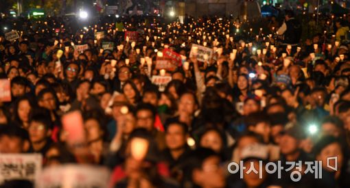 [포토]촛불들고 광화문 광장에 모인 시민