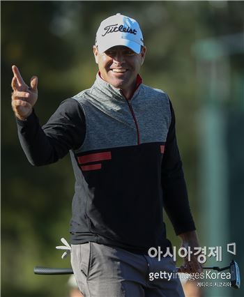 라이언 아머가 샌더슨팜스 셋째날 16번홀에서 버디를 잡아낸 뒤 환호하고 있다. 잭슨(美 미시시피주)=Getty images/멀티비츠 
