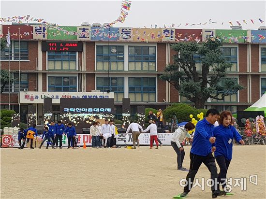 올해로 개교 90주년을 맞은 극락초등학교 총동문회(회장 김광섭·41회)가 29일 극락초등학교 운동장에서 사랑으로 하나가 되는 ‘극락 한마음 대축제’를 열었다. 사진은 1부 총동문과 함께 하는 한마음 대회(체육행사) 모습